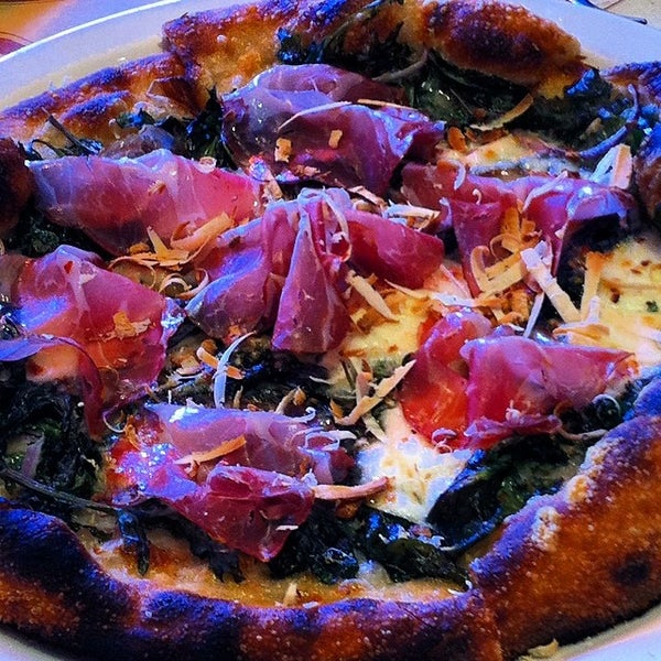 Снимок сделан в Pizzeria Mozza at The Headquarters пользователем Katherine B. 3/16/2014