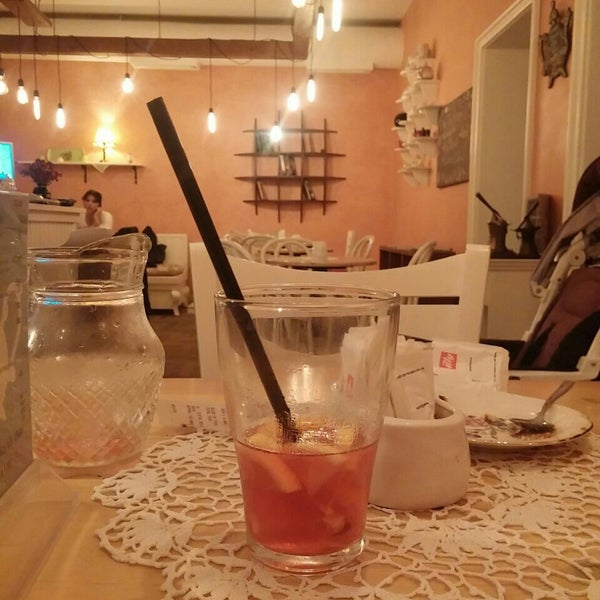 Das Foto wurde bei The Tea Room Tirana von Ömrüm Ö. am 10/19/2015 aufgenommen
