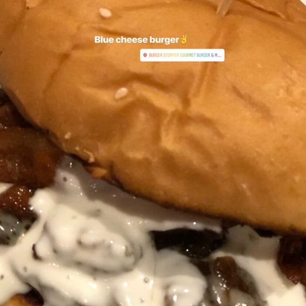 รูปภาพถ่ายที่ Burger Stomper Gourmet Burger &amp; Milkshake Bar โดย Selda Y. เมื่อ 8/31/2018