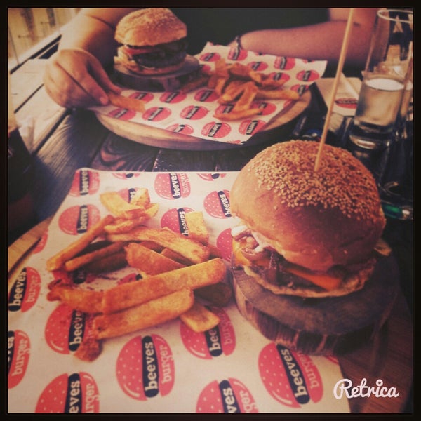 Foto tomada en Beeves Burger&amp;Steakhouse  por Gokce O. el 6/21/2014