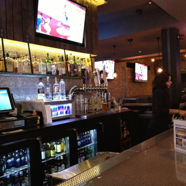 Foto tomada en Municipal Bar + Dining Co.  por Lisa M. el 3/2/2013
