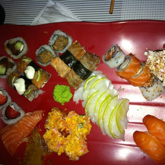 รูปภาพถ่ายที่ Zu Kaiten Sushi Bar โดย Wilsom S. เมื่อ 10/4/2012