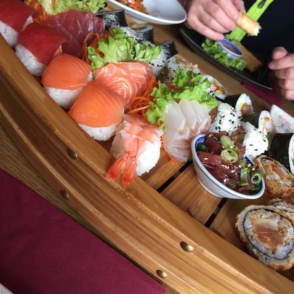 Foto tirada no(a) Sushi Paradise por Inez T. em 1/28/2017