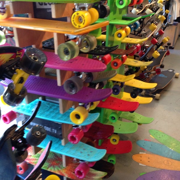 10/3/2013에 Vix E.님이 Santa Cruz Skate and Surf Shop에서 찍은 사진