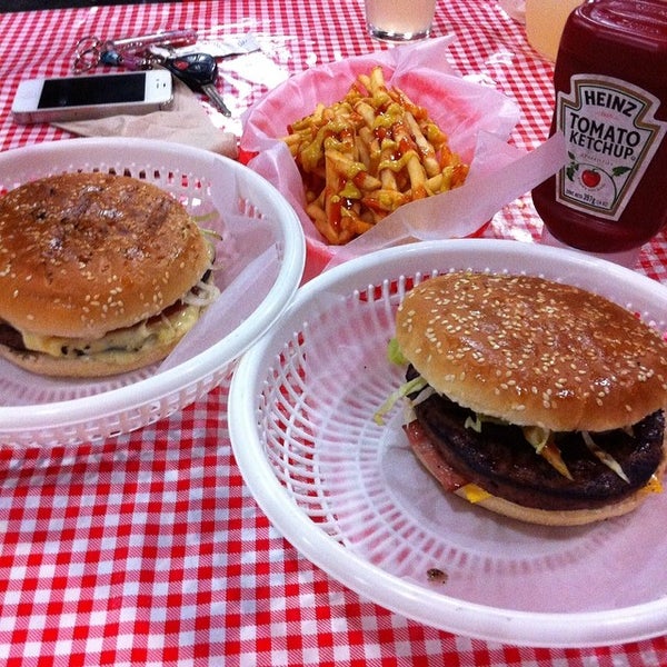 Das Foto wurde bei PicNic Burger Grill von Juan M. am 2/9/2014 aufgenommen