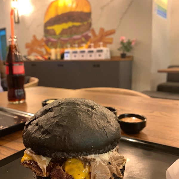 Merak edenler için Black Magic burger ekmeğine rengini veren aktif karbon. Ekmeğe ekstra bir tat vermiyor. Burgerin köftesine baharat en son pişerken konulduğu için eti tatsız geliyor. Soslar leziz.