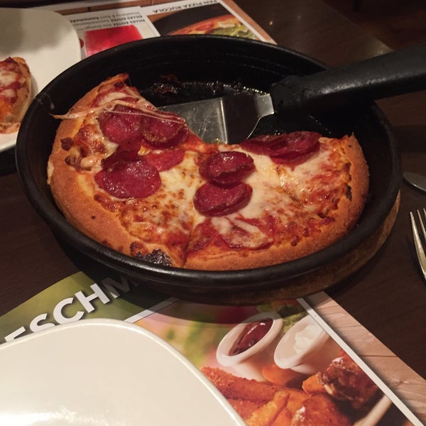 Снимок сделан в Pizza Hut пользователем Ermiya J. 5/10/2015