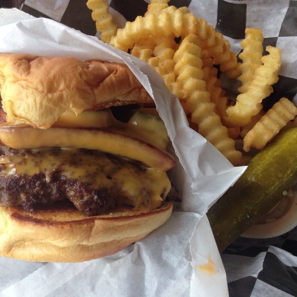 Foto scattata a Jack Brown&#39;s Beer &amp; Burger Joint da Eli F. il 6/21/2014