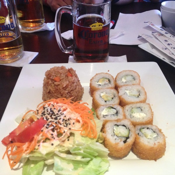 Photo prise au Kashi Sushi &amp; Bar par Ari H. le5/16/2013