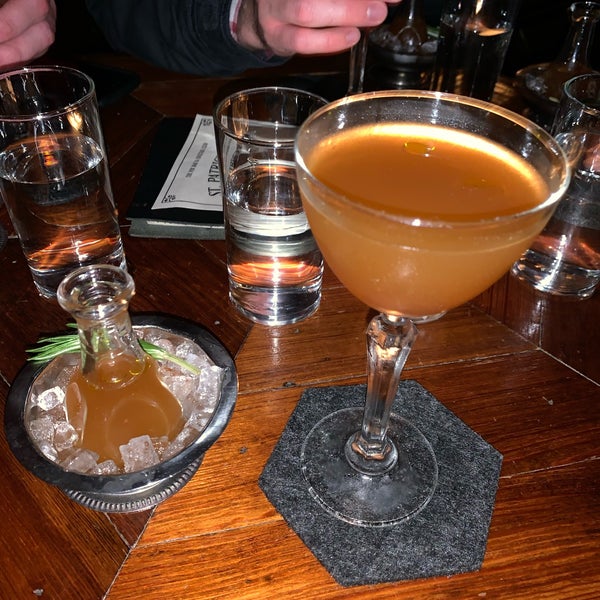 Foto diambil di The Fox Bar &amp; Cocktail Club oleh Matt C. pada 3/18/2023