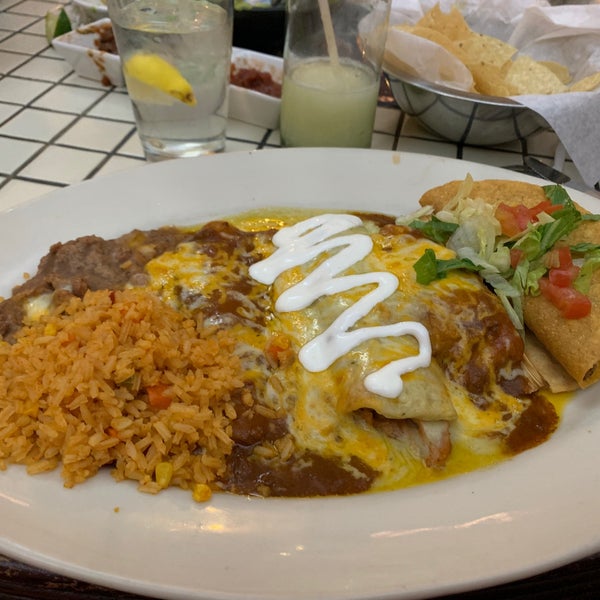 Foto diambil di Abuelo&#39;s Mexican Restaurant oleh Matt C. pada 12/29/2021