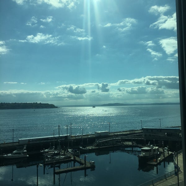 Foto scattata a Seattle Marriott Waterfront da Nancy J. il 5/1/2018