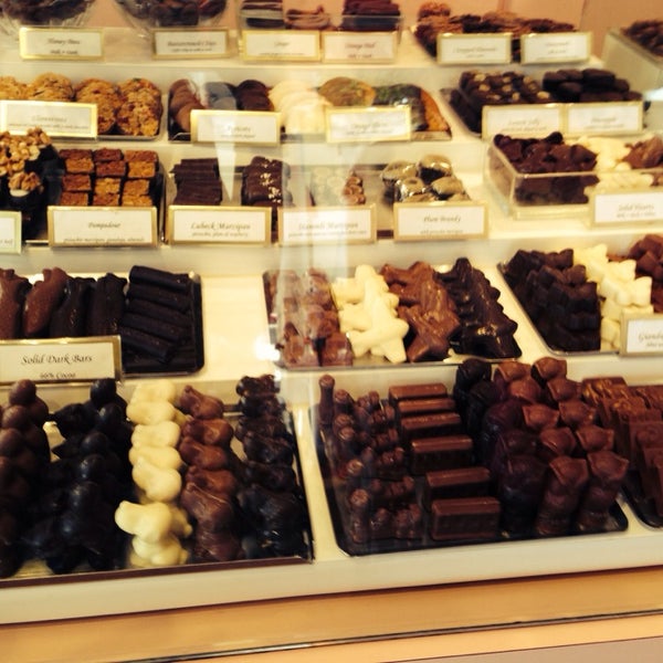 3/8/2014 tarihinde Nancy J.ziyaretçi tarafından andSons Chocolatiers'de çekilen fotoğraf