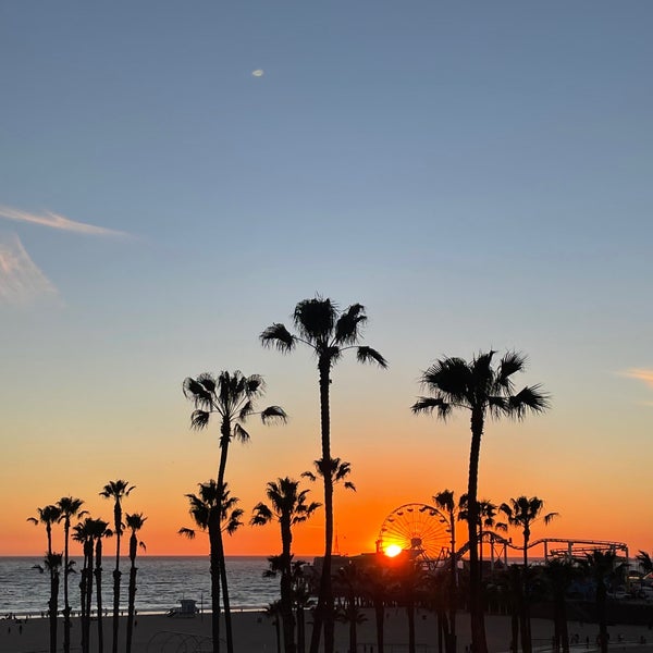 Foto tirada no(a) Loews Santa Monica Beach Hotel por Nancy J. em 2/19/2022