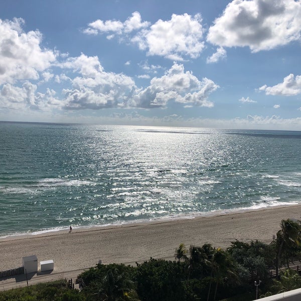 Foto tirada no(a) Eden Roc Resort Miami Beach por Nancy J. em 10/19/2018