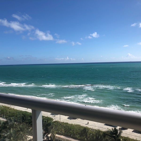 Foto tirada no(a) Eden Roc Resort Miami Beach por Nancy J. em 10/18/2018