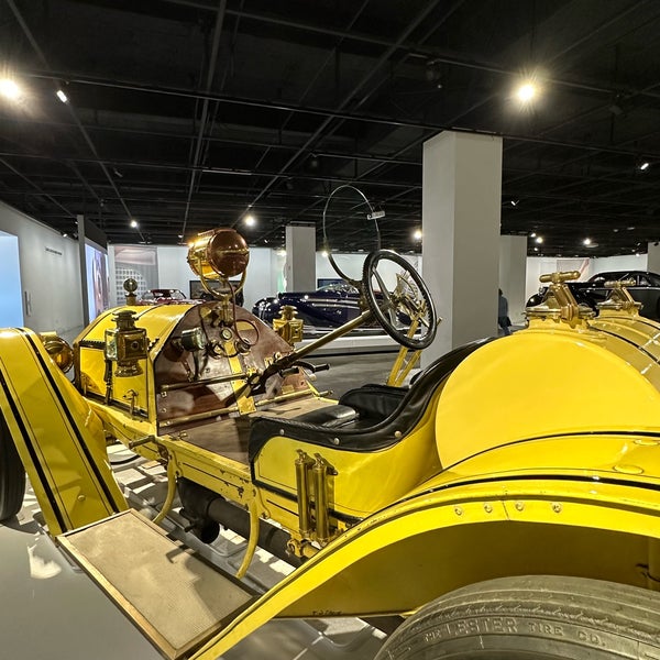 Foto diambil di Petersen Automotive Museum oleh Nancy J. pada 3/24/2024