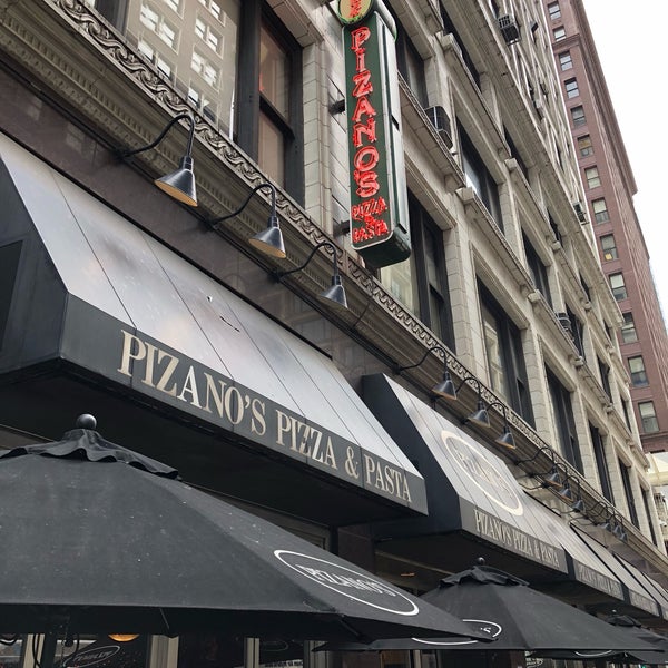 Das Foto wurde bei Pizano&#39;s Pizza von Nancy J. am 6/14/2018 aufgenommen