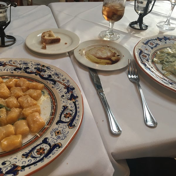 Foto tomada en Divino Restaurant  por Nancy J. el 6/10/2017