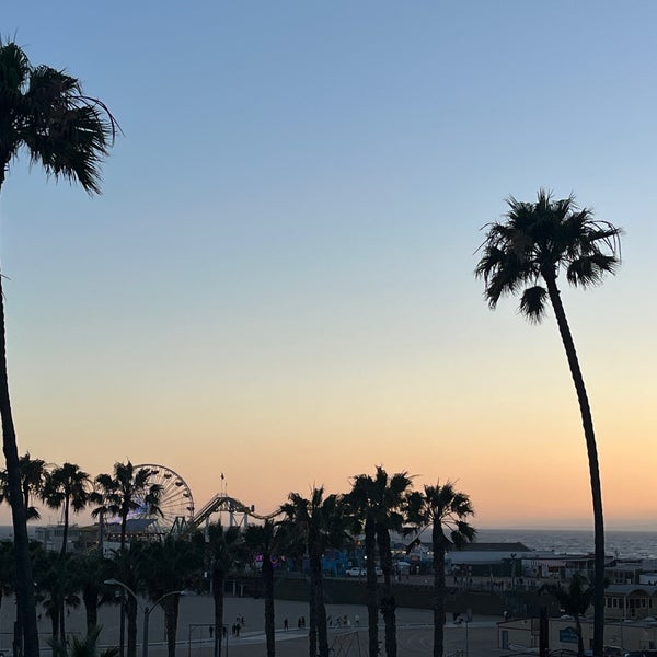 รูปภาพถ่ายที่ Loews Santa Monica Beach Hotel โดย Kathie Y. เมื่อ 6/18/2022