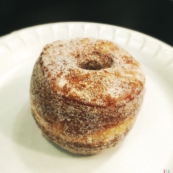 Foto diambil di Kettle Glazed Doughnuts oleh Michael C. pada 12/16/2015