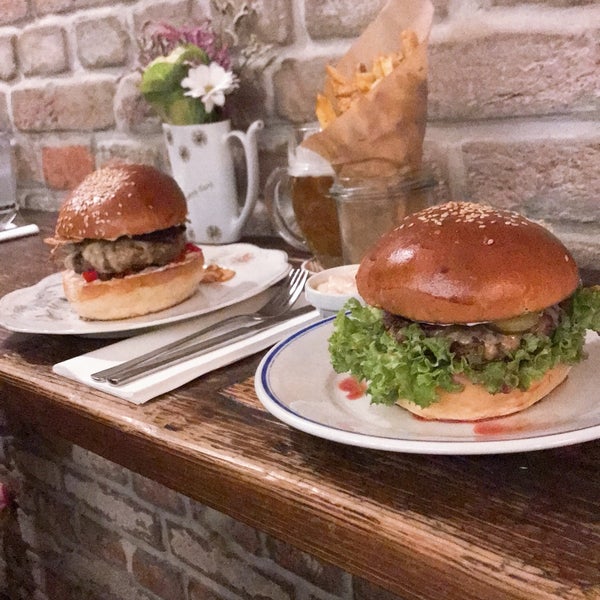 Photo prise au Dish fine burger bistro par Eunsoo S. le9/19/2019