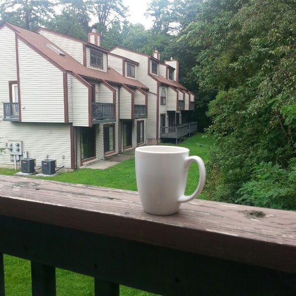 8/22/2013 tarihinde Cathy S.ziyaretçi tarafından Pocono Mountain Villas (formerly Fernwood Resort)'de çekilen fotoğraf