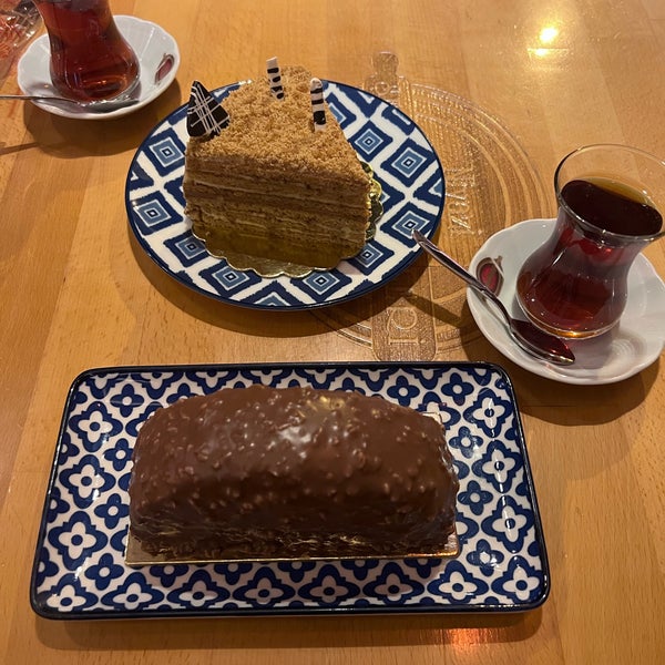 Das Foto wurde bei Şen Pastaneleri Cafe &amp; Bistro von Gözde Nur A. am 7/25/2022 aufgenommen