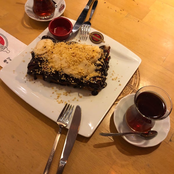 7/14/2021 tarihinde Gözde Nur A.ziyaretçi tarafından Şen Pastaneleri Cafe &amp; Bistro'de çekilen fotoğraf