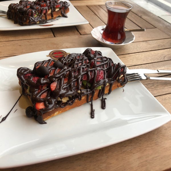 Photo taken at Şen Pastaneleri Cafe &amp; Bistro by Gözde Nur A. on 12/1/2019