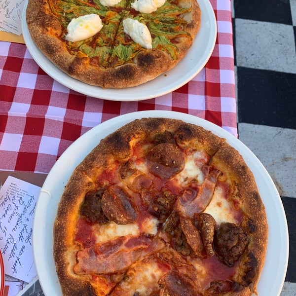 6/12/2022 tarihinde Eric M.ziyaretçi tarafından Pizzeria Mozza'de çekilen fotoğraf