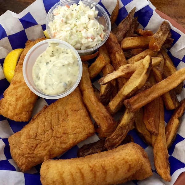 Stop here for the best seafood in he area! Lobster rolls, fish & chips, steamers, mussels.. And more! Owners are from up North and know about seafood!