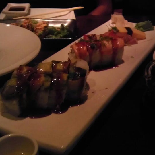 8/13/2013 tarihinde Erasmo C.ziyaretçi tarafından Okura Robata Sushi Bar and Grill'de çekilen fotoğraf