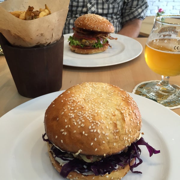 The pastrami burger is awesome. I really enjoyed the juicy beef burger accompanied by pastrami and red cabbage. Matuska beer is a bit bitter but has a unexpected elderflower flavor. Worth trying.