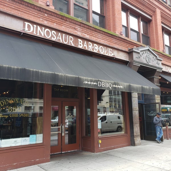 Das Foto wurde bei Dinosaur Bar-B-Que von Kino am 7/10/2019 aufgenommen
