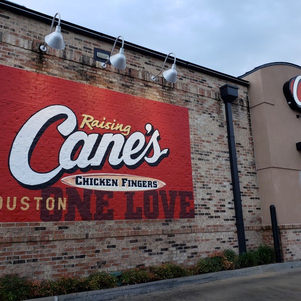 Photo taken at Raising Cane&#39;s Chicken Fingers by Kino on 12/13/2018