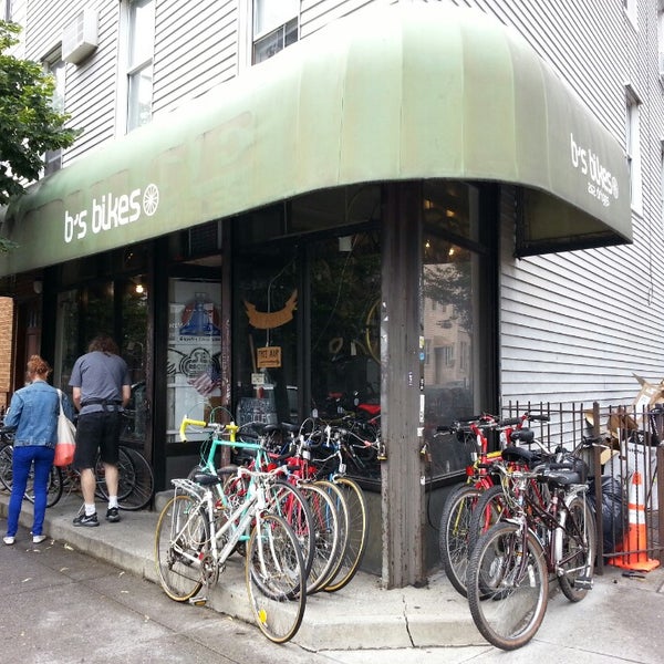 รูปภาพถ่ายที่ B&#39;s Bikes โดย Kino เมื่อ 8/3/2013