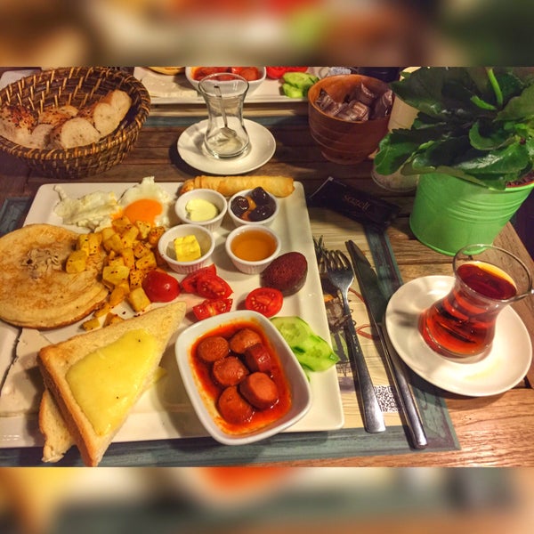 Das Foto wurde bei Şazeli Cafe &amp; Nargile von Nazlı A. am 7/14/2015 aufgenommen