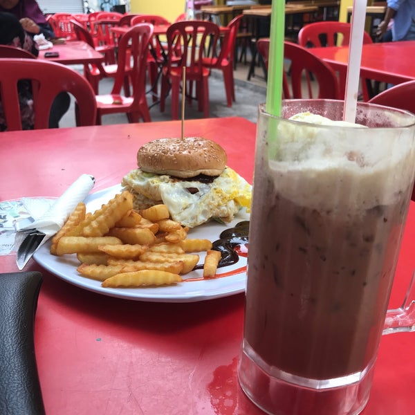 Photo taken at Mient&#39;s Burger by Mohd I. on 3/16/2018
