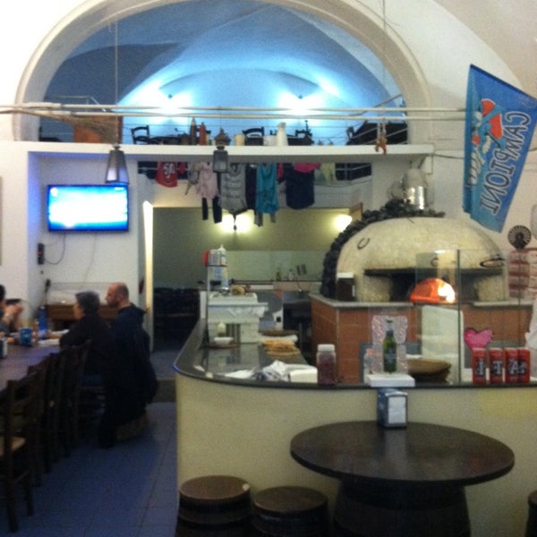 Foto scattata a Pizzeria O&#39; Vesuvio Napoletana Forno Legna da Emily S. il 2/17/2014