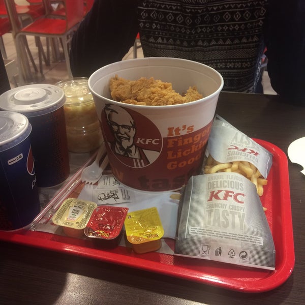 Photo taken at KFC by Tahira 🌻 V. on 3/29/2016