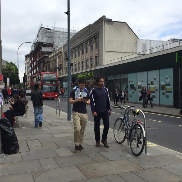 รูปภาพถ่ายที่ Lyric Hammersmith โดย HOOFii_ R. เมื่อ 6/13/2015