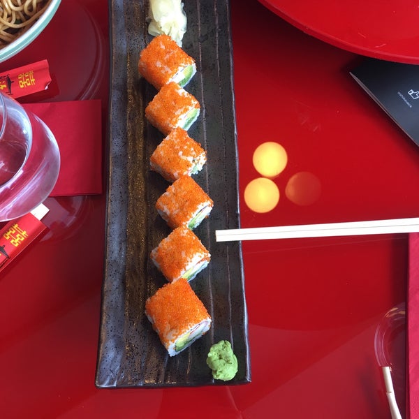 Foto diambil di oishii wok &amp; sushi oleh Merve K. pada 4/4/2017
