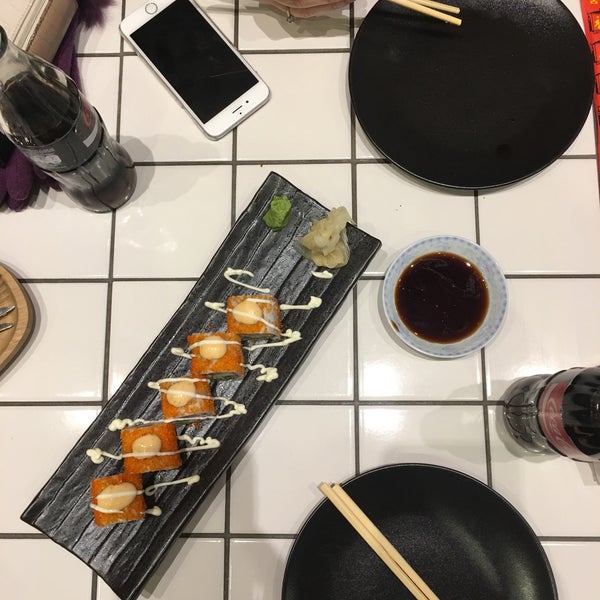 Foto tirada no(a) oishii wok &amp; sushi por Merve K. em 2/1/2017