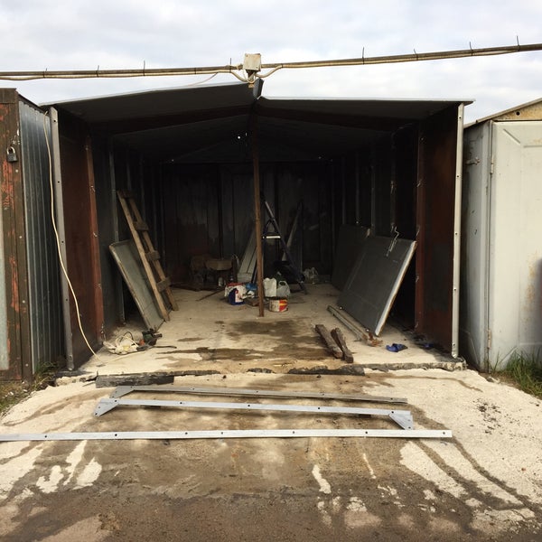 оригинальные гаражи. белый гараж. гараж 3 на 6. гараж в стиле шале с односкатной крышей. гараже стоят 750.