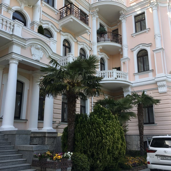 Foto diambil di Villa Elena Hotel &amp; Residences / Вилла Елена oleh Anna C. pada 5/2/2017