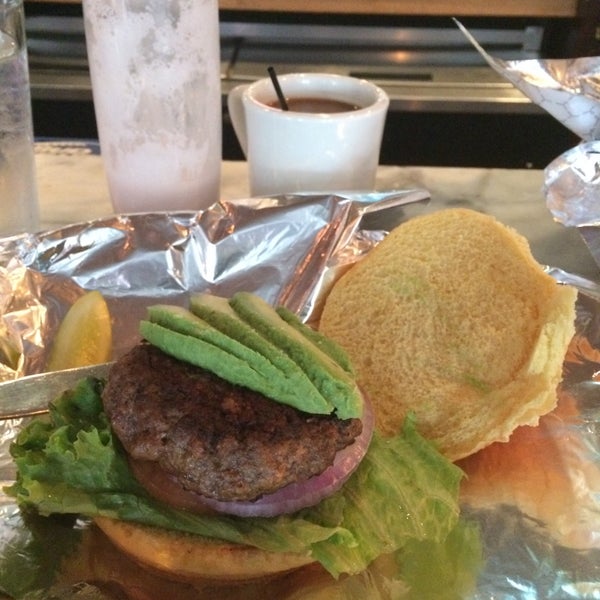 Das Foto wurde bei Brooklyn Flipster&#39;s Burger Boutique von Luke P. am 11/8/2015 aufgenommen