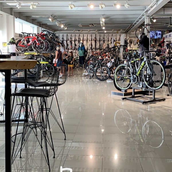 Foto tirada no(a) Wolfi&#39;s Bike Shop por H B. em 4/27/2019