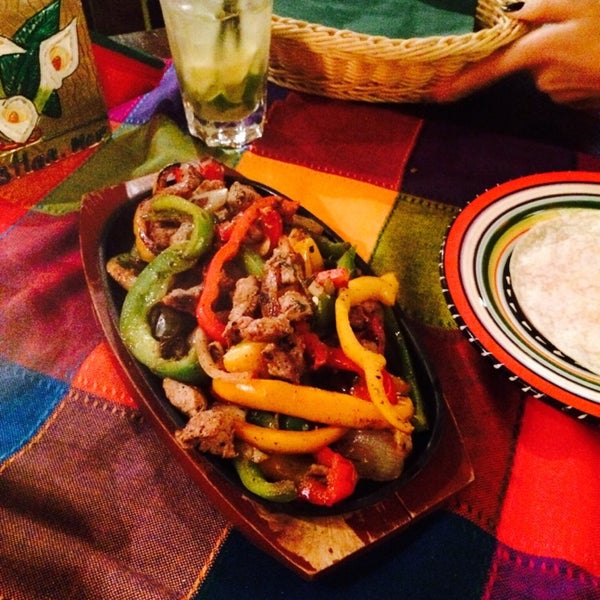 Foto scattata a Dos Tacos da Konrad P. il 8/20/2014