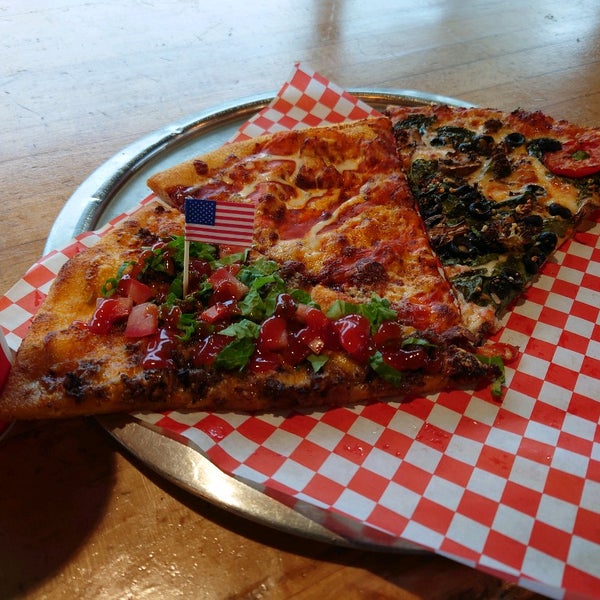 รูปภาพถ่ายที่ Sgt. Pepperoni&#39;s Pizza Store โดย Taro Y. เมื่อ 7/27/2021